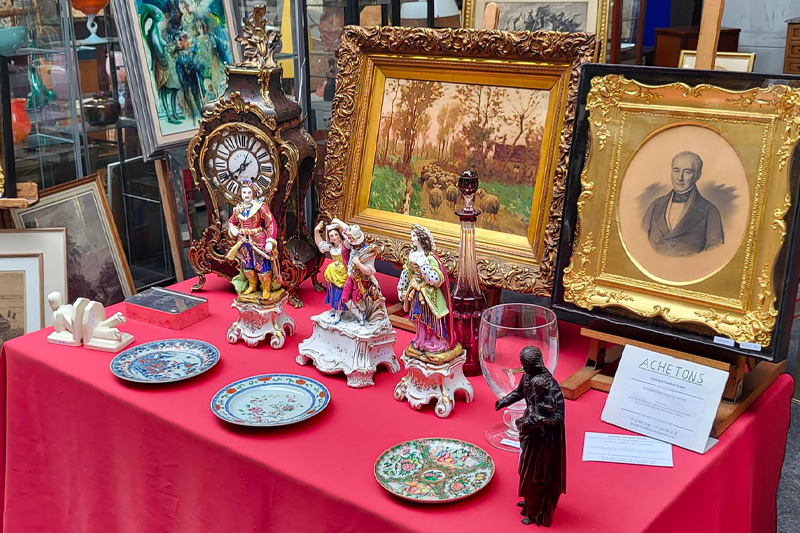 Distinction entre un brocanteur et un antiquaire